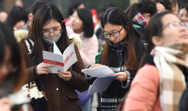 上海某区官宣公务员招录条件，拒绝一年制留学研究生，获网友支持