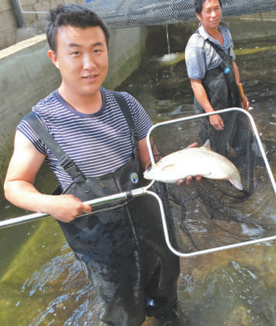 海归小伙 山里驯鱼