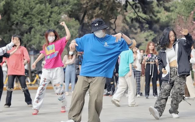 华东师大回应为留学生过生日，叫人五味杂陈，学校：是学生自发的